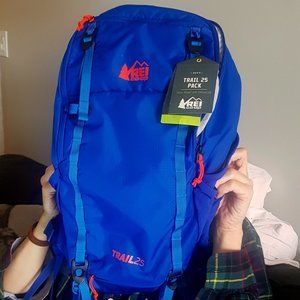 REI TRAIL 25 Daypack with Raincover, NWT, Blue